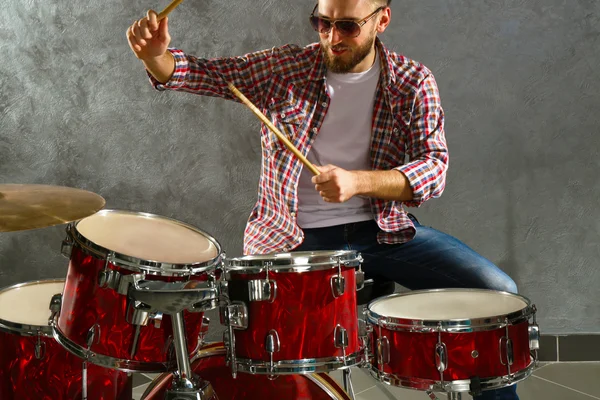 Musiker som spelar trummor — Stockfoto