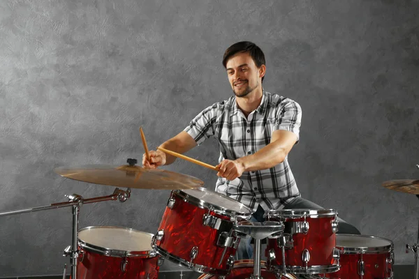 Музыкант играет на барабанах — стоковое фото