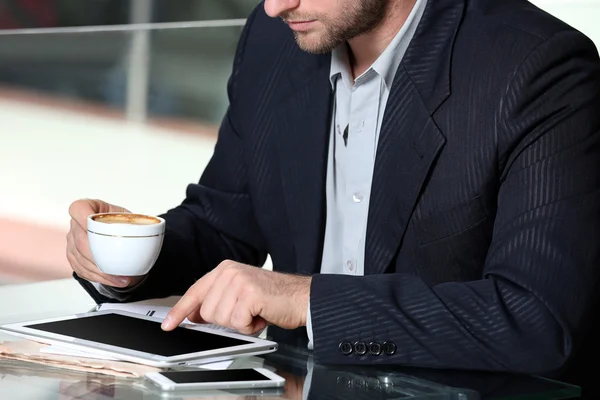 Zakenman werkt in een café — Stockfoto