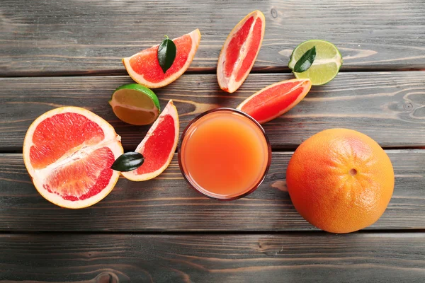 Bicchiere di succo di pompelmo e frutta fresca — Foto Stock