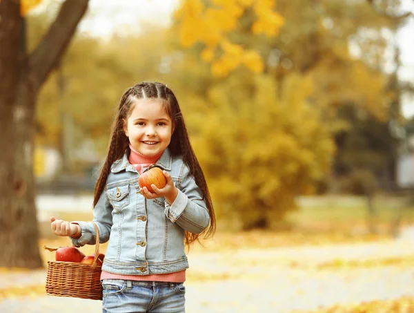 Menina bonita com maçãs — Fotografia de Stock