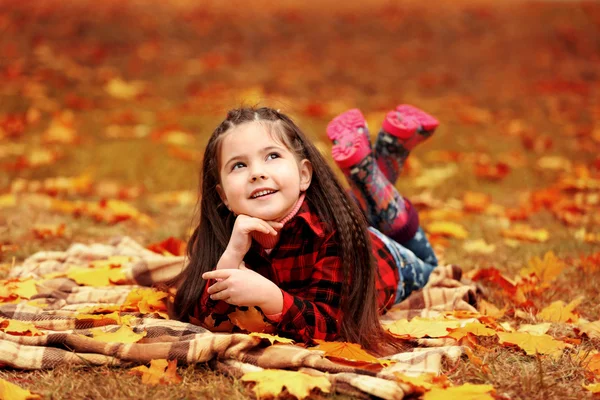 Mladá dívka v podzimním parku — Stock fotografie