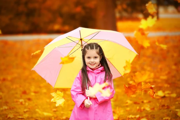 Schöne kleine Mädchen — Stockfoto