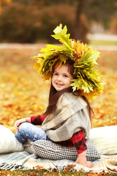 Gelukkig jong meisje in de kroon van de gele — Stockfoto