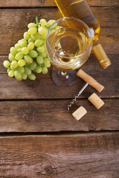 Wine glass and grapes — Stock Photo, Image