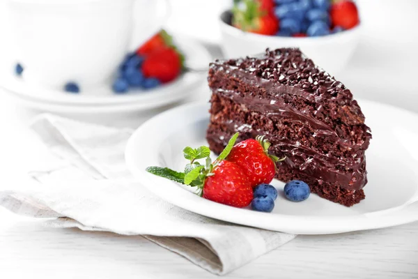 Chocolate cake with chocolate cream — Stock Photo, Image