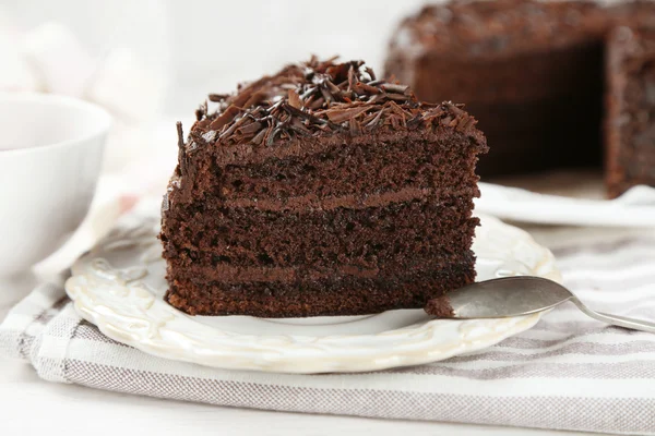 Нарезанный шоколадный торт — стоковое фото