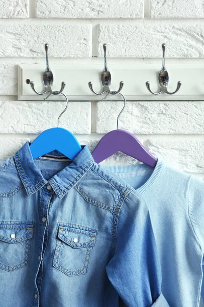 Kleding voor kinderen op hangers — Stockfoto