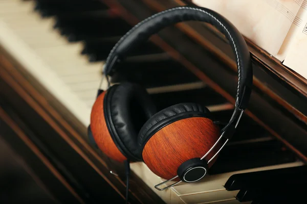 Écouteurs marron sur clavier piano — Photo