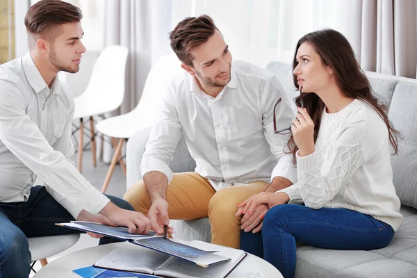 Estate agent presenting project to couple — Stock Photo, Image