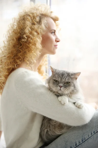 Woman and cat in the room — Stock Photo, Image