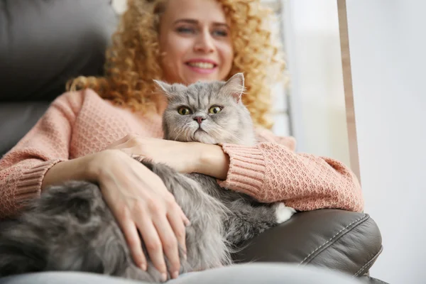 Fiatal nő, és a macska az ablak mellett — Stock Fotó