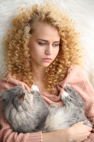 Genç kadın ve kedi odada. — Stok fotoğraf