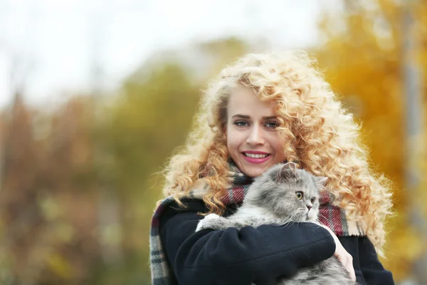 Frau und Katze im Park — Stockfoto