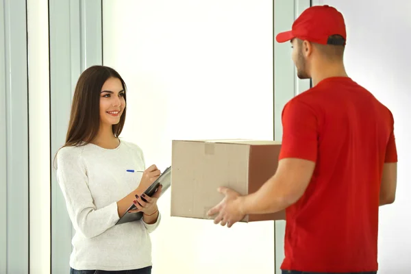 Jovem mulher e homem de parto — Fotografia de Stock