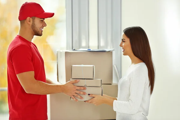 Jonge vrouw en levering man — Stockfoto