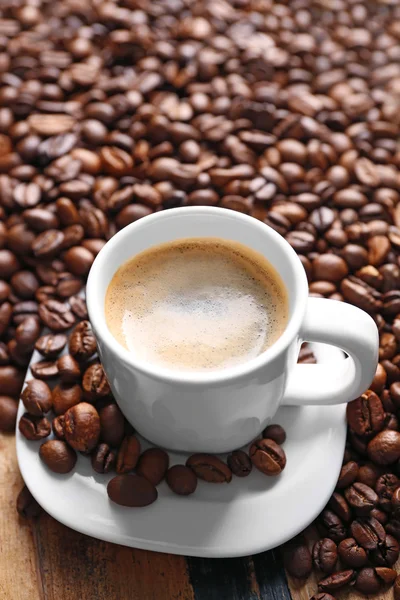 Kopje koffie en koffie korrels — Stockfoto