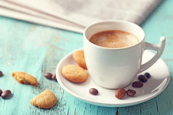 Tasse Kaffee auf Farbe — Stockfoto
