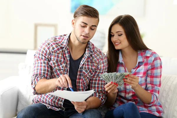 Couple sitting and calculating bills — Stock Photo, Image