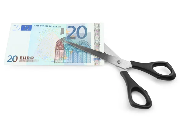 Ножницы разрезают банкноты евро — стоковое фото