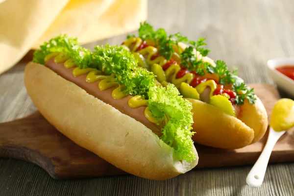 Cachorros-quentes saborosos com legumes — Fotografia de Stock