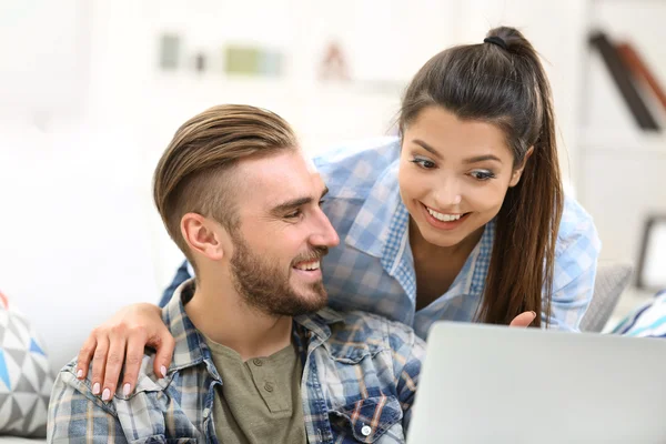 Pareja trabajando con un portátil en la mesa — Foto de Stock