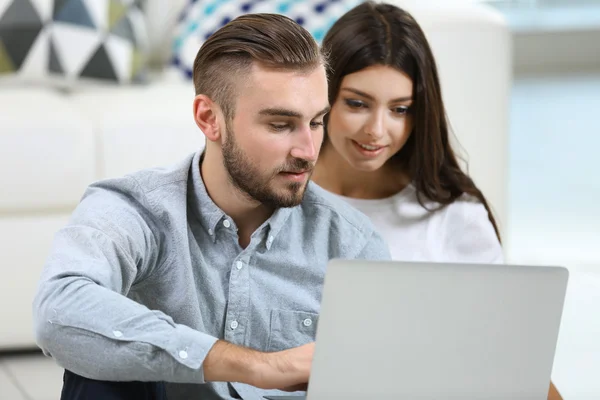 Pasangan bahagia yang bekerja pada laptop — Stok Foto