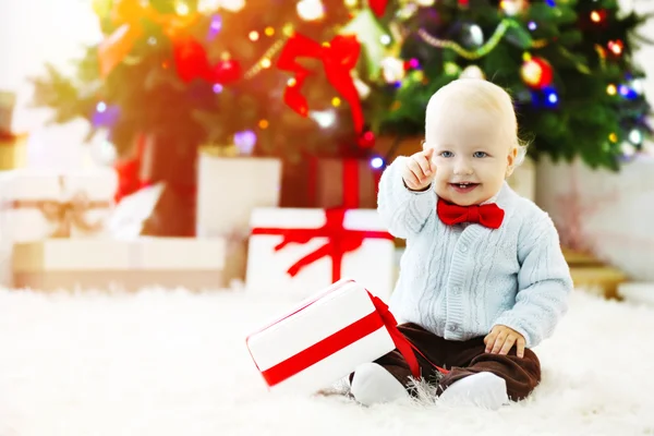 Bebê engraçado com caixa de presente — Fotografia de Stock