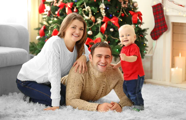 Retrato familiar de Navidad en casa sala de estar de vacaciones — Foto de Stock