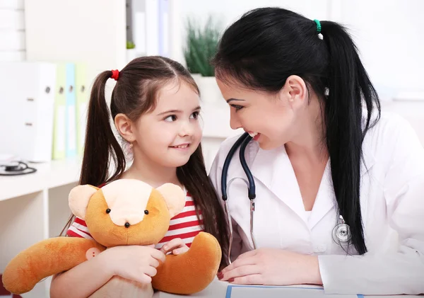 Dokter spelen met kind — Stockfoto