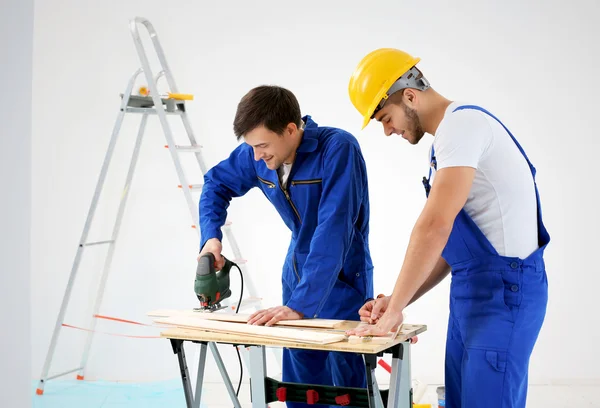 Lavoratori rinnovo appartamento — Foto Stock