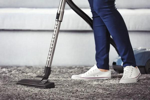 Vrouw die de kamer schoonmaakt — Stockfoto