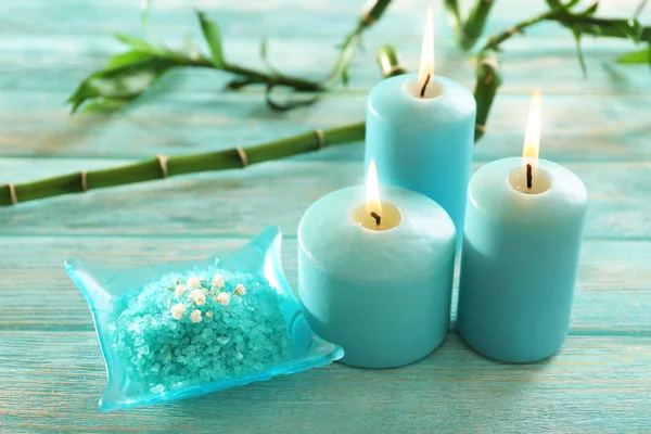 Velas azuis com sal de spa — Fotografia de Stock