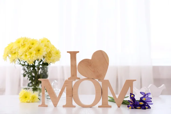 Decoración de madera con flores — Foto de Stock