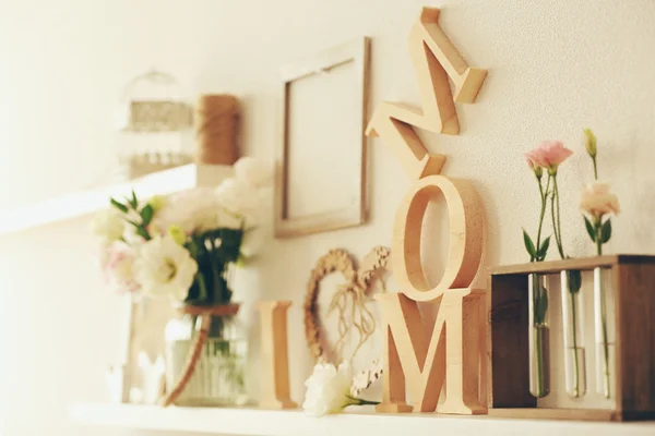 Wooden decor and flowers — Stock Photo, Image