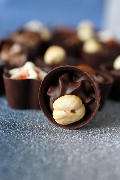 Schokoladenbonbons auf dem Tisch — Stockfoto