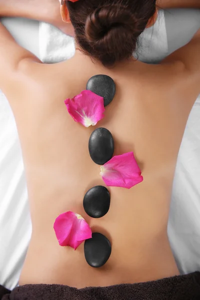 Massaggio con pietre calde — Foto Stock