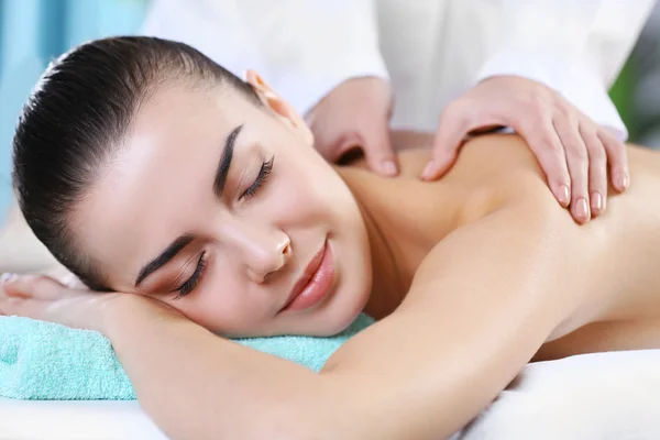 Mulher relaxante com massagem nas mãos — Fotografia de Stock