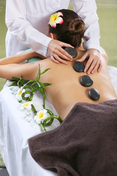 Massage aux pierres chaudes — Photo