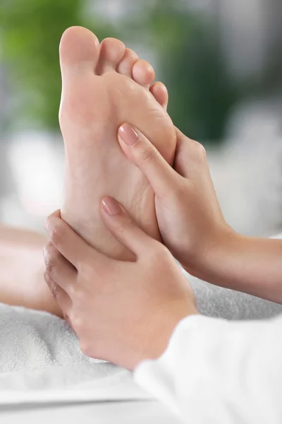 Mulher bonita relaxante com massagem nas pernas no spa de beleza — Fotografia de Stock