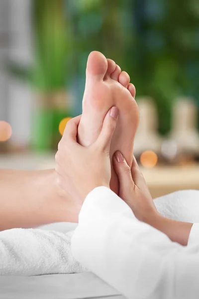 Schöne junge Frau entspannt sich mit Beinmassage im Beauty-Spa — Stockfoto