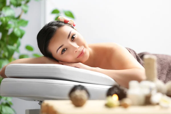 Femme relaxante au spa de beauté — Photo