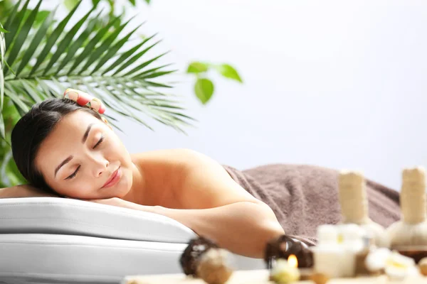 Woman relaxing at beauty spa — Stock Photo, Image