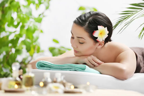 Mujer relajante en spa de belleza — Foto de Stock