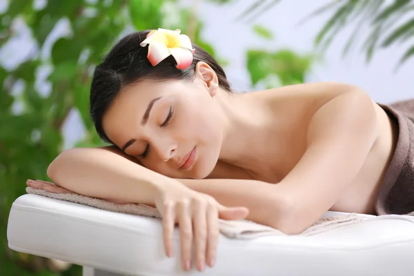 Mujer relajante en spa de belleza — Foto de Stock