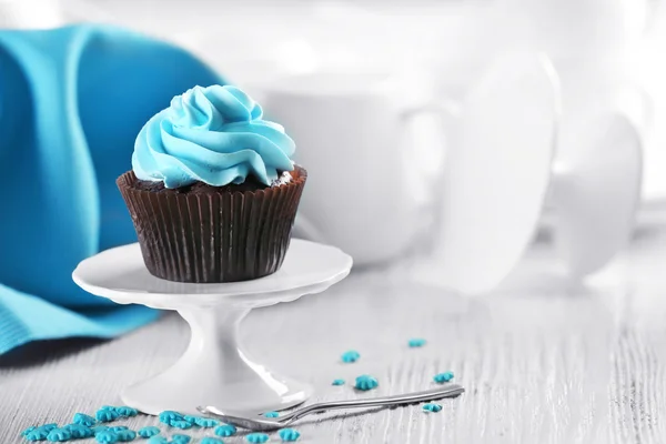 提供テーブルで、ブルーのクリームでおいしいチョコレート ケーキをクローズ アップ — ストック写真