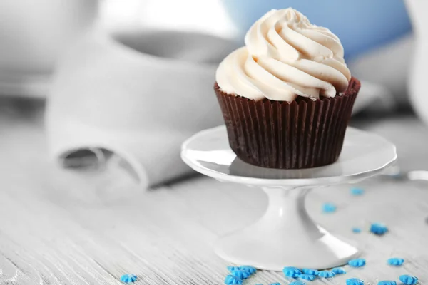 Delicioso cupcake de chocolate con crema en la mesa de madera decorada, de cerca —  Fotos de Stock