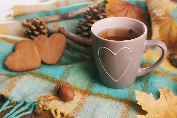 Ahşap masa üzerinde sonbahar dekorasyonu ile çay. — Stok fotoğraf
