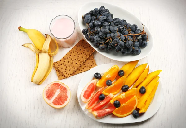 Frutas no fundo de madeira leve. conceito de alimentação saudável . — Fotografia de Stock