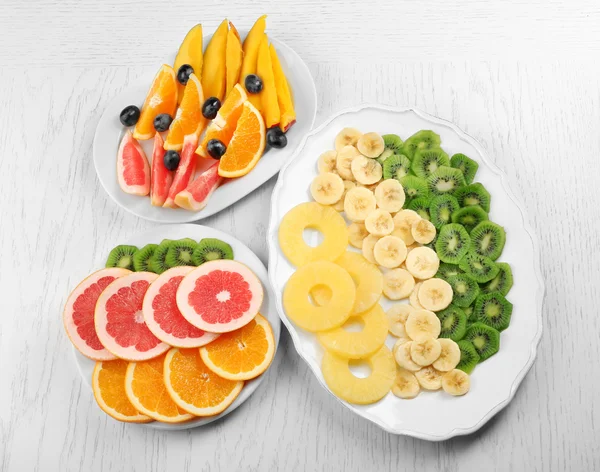 Frutas y verduras sobre fondo de madera clara. concepto de alimentación saludable . — Foto de Stock